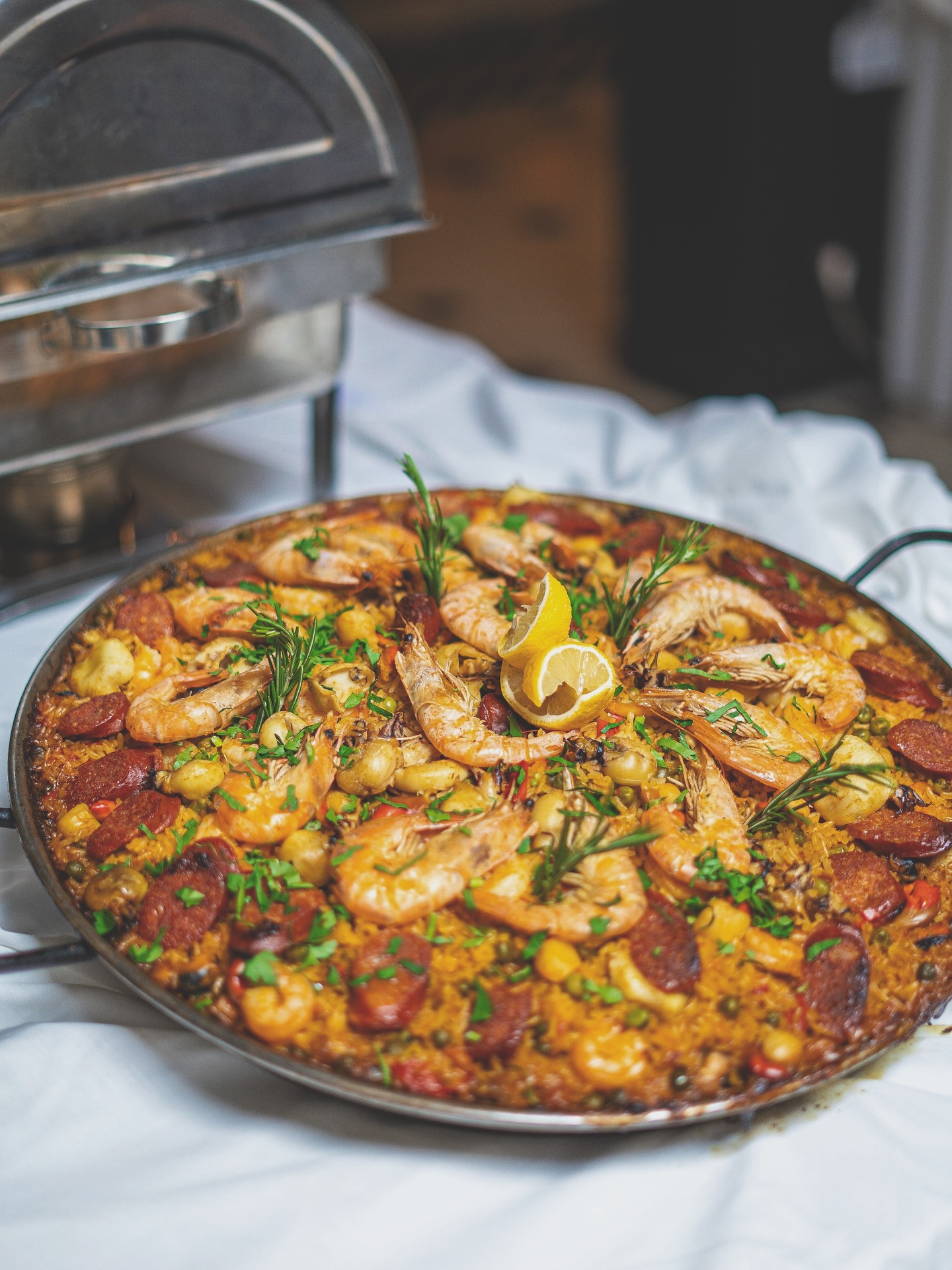 La délicieuse paëlla du chef au menu du jour demain 🥘
À l’épicerie & au restaurant Servella