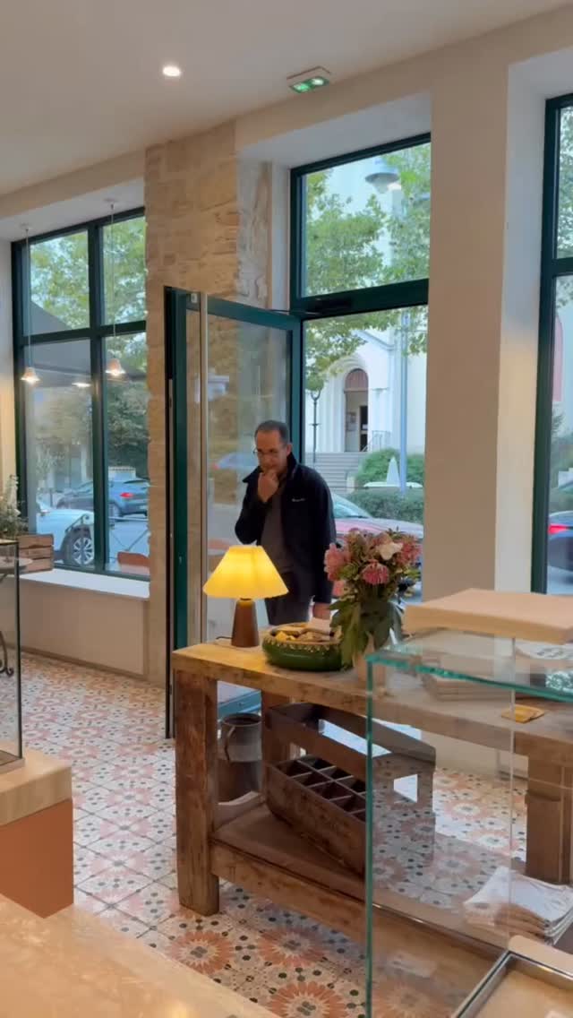 Le chef Ridha est à nos côtés depuis plus de 40 ans.
Quel bonheur de savourer encore sa cuisine, son goût si singulier et son savoir-faire unique.
Profitez-en avant qu’il ne raccroche le tablier !