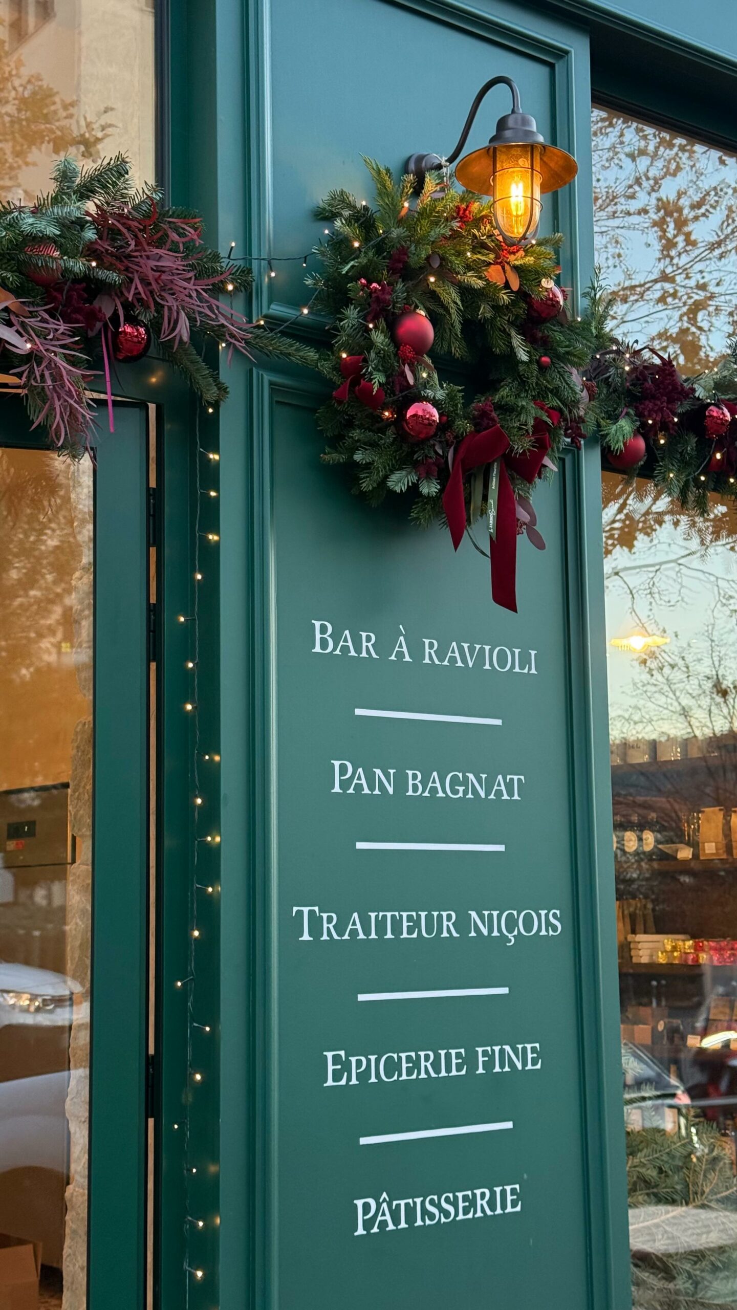 Noël arrive et notre épicerie s’habille pour l’occasion ✨

Merci à @lejardinsecret.fleuriste pour ce beau travail !

#nicefood #epicerieservella #traiteur #produitslocaux #traiteurnice #noël #noel #decoration #decorationnoel