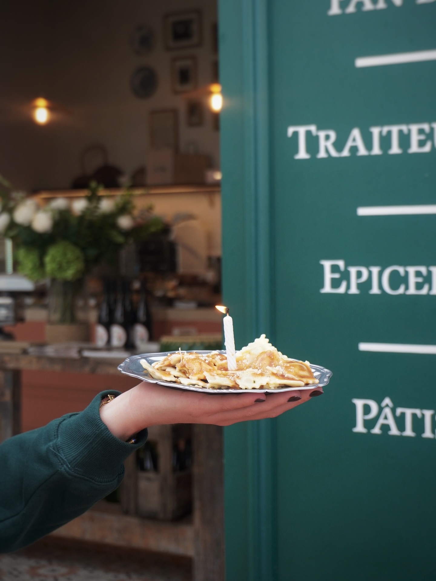 On avait oublié de célébrer nos 1 an… c’est désormais chose faite !

Nous sommes infiniment reconnaissants pour tout ce que l’Épicerie Servella est devenue, et c’est grâce à chacun d’entre vous. Que vous passiez pour votre café du matin, un déjeuner de la semaine ou pour vos repas en famille, vous avez intégré l’Épicerie Servella à vos routines, à vos histoires et à vos petits plaisirs du quotidien. Cela compte bien plus pour nous que vous ne l’imaginez.

Un immense merci à notre équipe incroyable : vous êtes le cœur de cet endroit. Votre énergie, votre bienveillance et votre engagement font vivre l’épicerie au quotidien.

Alors que nous soufflons notre première bougie, nous avons hâte de découvrir tout ce que la suite nous réserve : de nouveaux chapitres, de nouvelles rencontres, de nouveaux plats, de nouveaux rires… et toute la magie que nous créerons ensemble.