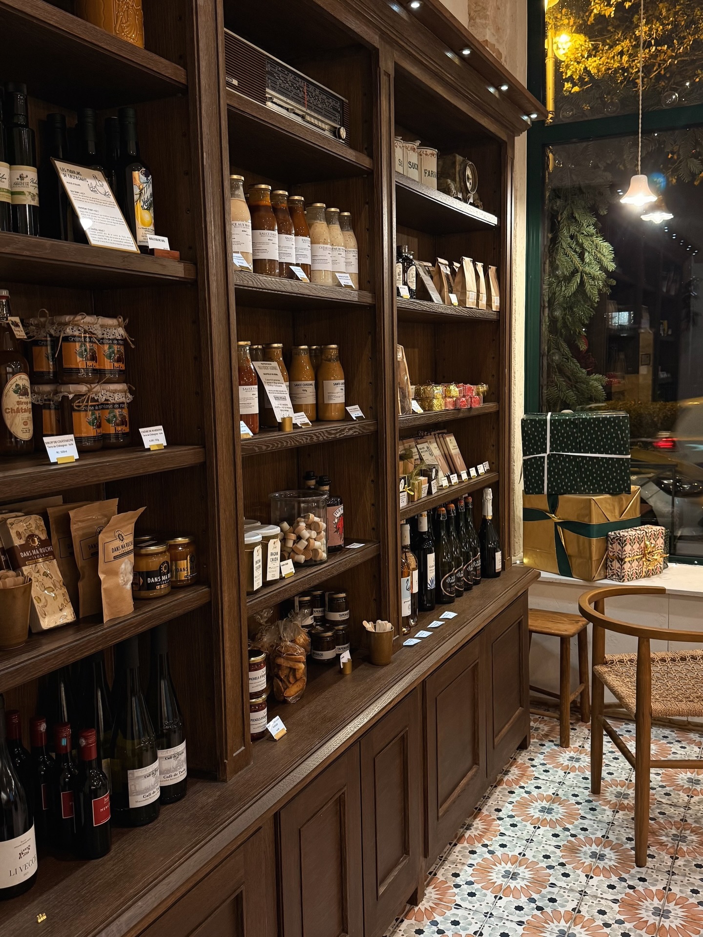 Déjà le 20 décembre… plus que 4 jours de calendrier de l’Avent.
L’occasion pour nous de vous partager quelques photos de ce joli mois de décembre ✨

Pour rappel, l’Épicerie Servella sera ouverte :
• Dimanche 21 et lundi 22 de 9h30 à 13h30
• Mardi 23 de 10h30 à 19h00
• Mercredi 24 de 10h00 à 17h00

📌 Fermeture le jeudi 25 décembre

Nous tenions surtout à vous remercier de nous avoir choisis pour vos repas de fête.
Savoir que nos raviolis seront sur vos tables nous ravit sincèrement.

Merci pour votre confiance et votre fidélité 🤍