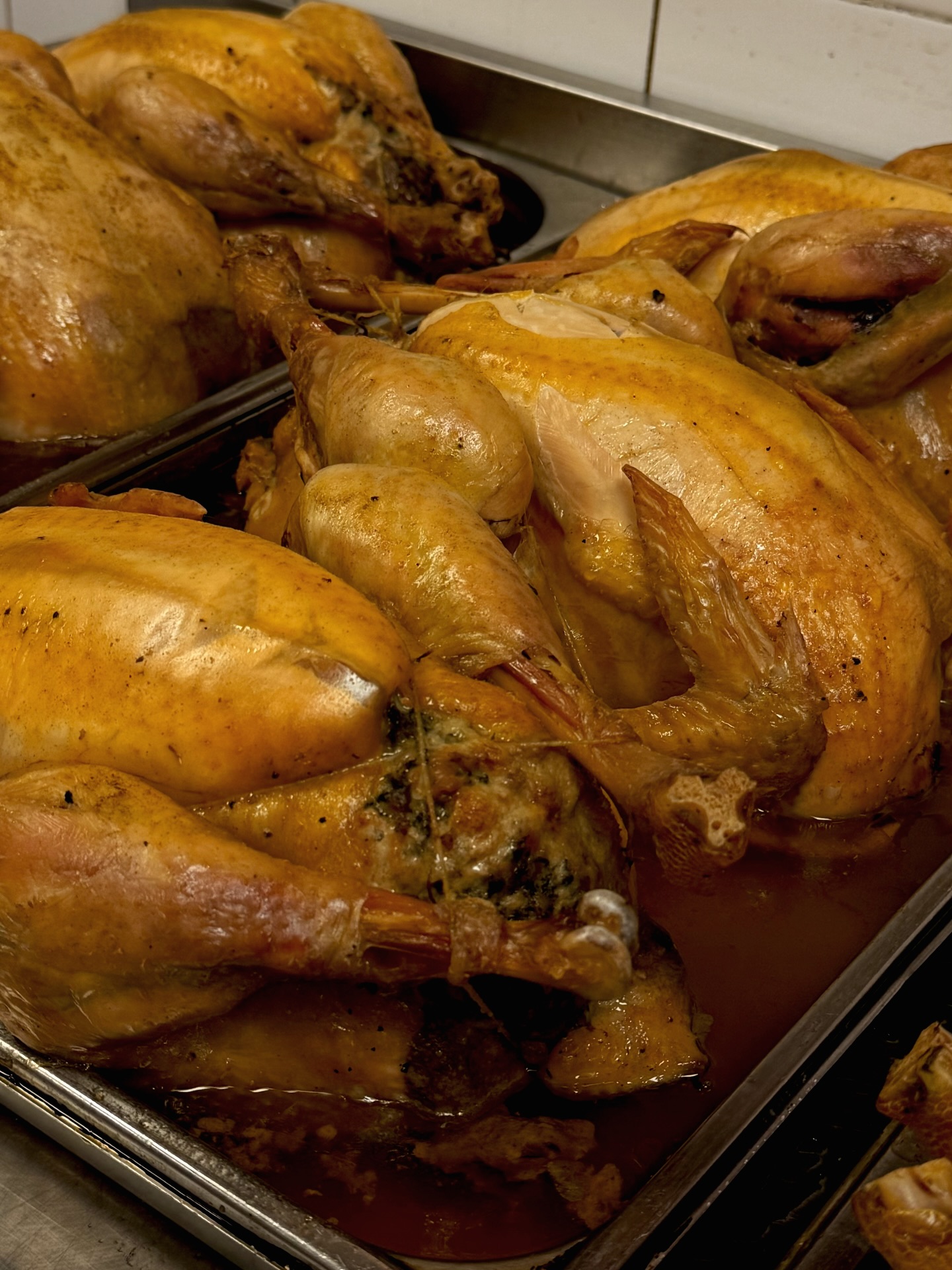 Traiteur du Nouvel An – J-2 🎉

Le réveillon approche et le temps manque pour cuisiner.
Nous avons préparé une sélection de plats maison, généreux et gourmands, pour vous permettre de recevoir sereinement.

Volailles rôties, plats mijotés, pâtes et accompagnements faits maison : des recettes pensées pour être partagées et savourées.

Disponibles à Nice Saint-Isidore.
Commandes de dernière minute possibles, dans la limite des stocks.