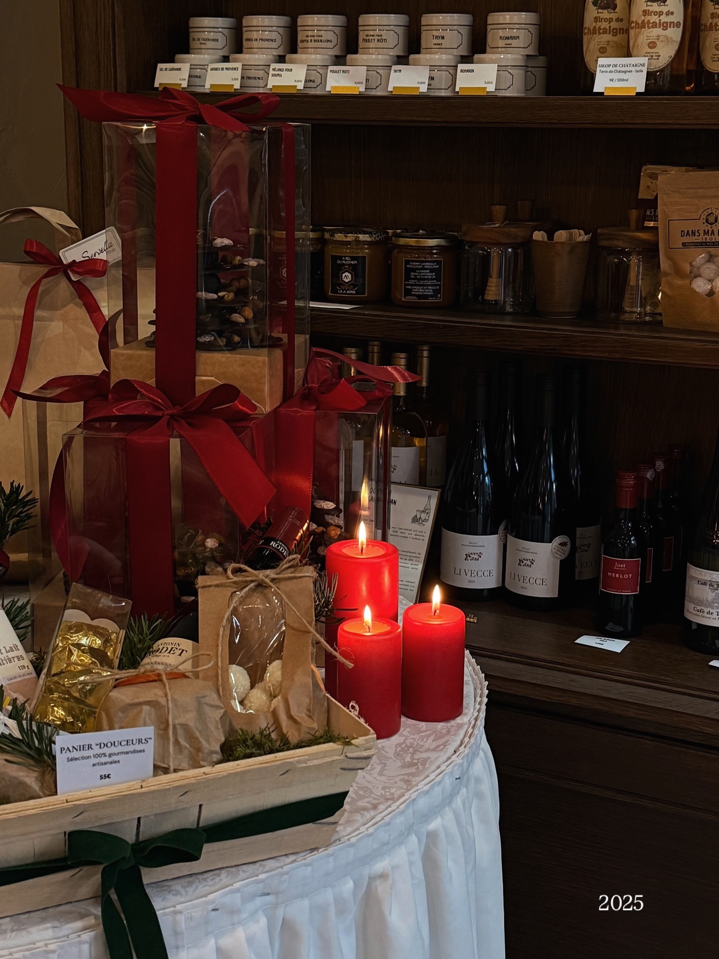 L’année 2025 touche à sa fin.
L’occasion de partager avec vous un souvenir par mois.

Merci pour votre confiance, votre fidélité et tous ces beaux moments de partage autour de ce qui nous unit : la bonne cuisine.

Décembre : on a aimé faire régner l’esprit de Noël 🎅🏼
Novembre : on a célébré notre 1 an 🎂
Octobre : on avait la tête tournée vers notre future épicerie à Nice 💭
Septembre : on a savouré la douce lumière de fin d’été 🕯️
Août : on vous a accueillis avant les matchs de l’OGCN ⚽️
Juillet : raviolis et smoothies au rendez-vous 😎
Juin : on a élargi notre gamme, petit à petit 🥰
Mai : on se lance à la livraison sur Deliveroo 🚚
Avril : toujours dans la bonne humeur 😁
Mars : on vous a régalés avec des sandwichs de compétition 🥪
Février : notre chef vous a particulièrement gâtés 👨🏻‍🍳
Janvier : on a accompagné vos bonnes résolutions 🌃

Toute l’équipe de la Maison Servella vous souhaite une très belle année à venir, pleine de gourmandise et de partage 💌

À l’année prochaine.