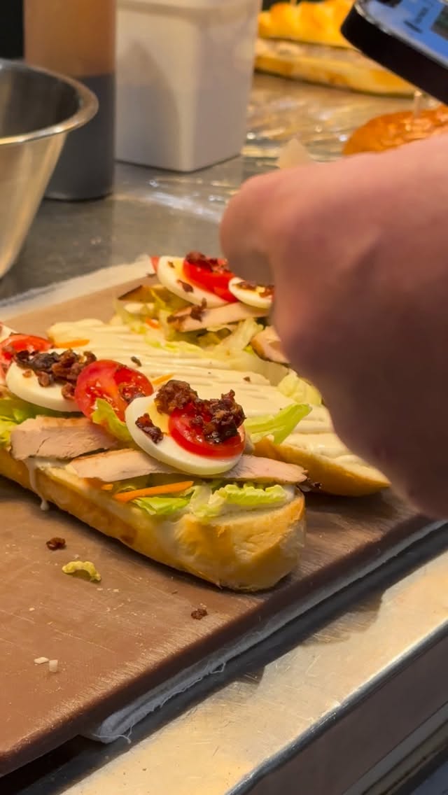 Notre délicieux sandwich César à retrouver à l’épicerie Servella tous les jours ! 

Pain moelleux, sauce César maison, filet de poulet, crudités, œuf dur, tomates cerises. Un vrai régal ✨

🕦Du mardi au vendredi 10:30-15:00/16:00-19:00
Le samedi de 10:00 à 18:00 

📍1 avenue Auguste Verola