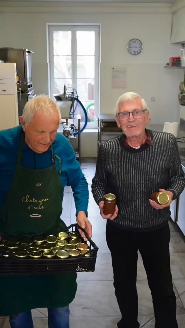 Certaines traditions existent grâce aux personnes qui choisissent de les faire vivre. 🌰

À Isola, nous avons eu la chance de passer une journée avec Michel et Raymond, membres de l’association Terre des Châtaignes, qui consacrent aujourd’hui leur temps à préserver et transmettre ce fruit emblématique de nos montagnes.

Entre souvenirs, savoir-faire et passion, ils nous ont ouvert les portes de leur atelier et partagé l’histoire de la châtaigne, transformée avec patience en crème de marron ou en sirop.

Un immense merci à Michel et Raymond pour leur accueil, leur sincérité et ce moment de partage précieux.

À l’Épicerie Servella, nous sommes fiers de proposer leurs produits et de faire découvrir ce travail et ce patrimoine local à tous ceux qui passent notre porte.

🌰 Produits disponibles à l’Épicerie Servella.

#foodnice #chataigne #isola #cremedemarron #nice06