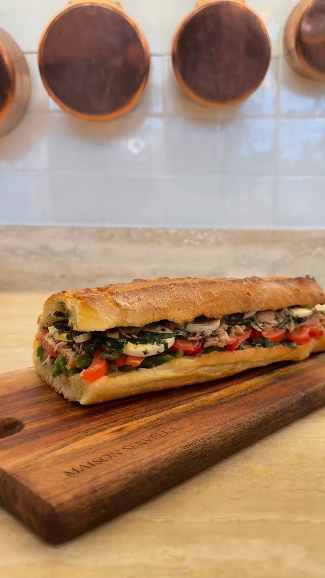 Pan Bagnat, ce sandwich niçois tant apprécié et souvent connu pour sa forme ronde. Mais chez Servella, on a choisit de le faire dans le pain « restaurant ». Il est aussi savoureux et respecte davantage la tradition niçoise.

#panbagnat #niçois #nice06 #traditionnel #bagnat