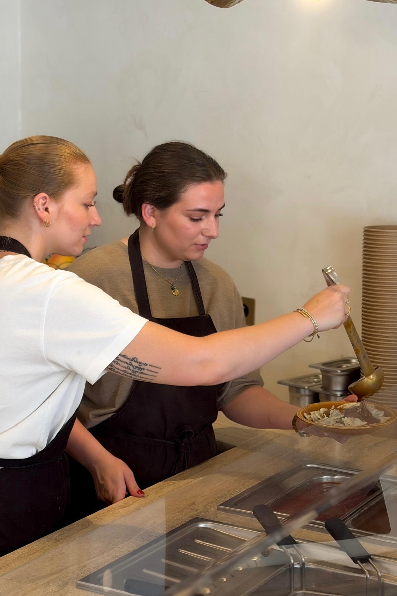 À l'épicerie Servella, chaque assiette est préparée avec soin pour vous faire découvrir les saveurs de notre cuisine. Mathilde et Marie sont toujours heureuses de vous accueillir et de vous servir nos raviolis, une spécialité incontournable de la maison.

À déguster sur place ou à emporter, selon vos envies.

📍 15 rue Maréchal Joffre, 06000 Nice
📍 1 avenue Auguste Vérola, 06200 Nice (Saint-Isidore)

#EpicerieServella #CuisineNiçoise #Raviolis #NiceCotedAzur #FaitMaison
