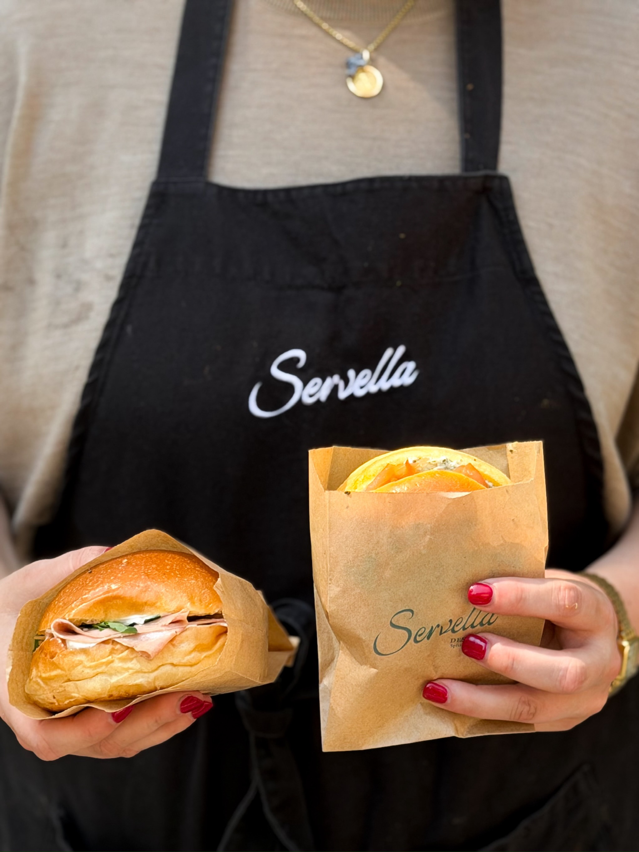 Du moelleux, de la générosité et une belle tranche de mortadelle. 

Le Daddy Bun, c’est notre sandwich rond pensé pour les pauses qui font vraiment plaisir. Avec sa mie moelleuse et sa garniture généreuse, il ne passe pas inaperçu.

À retrouver à l’Épicerie Servella, prêt à être dégusté.

📍 15 rue Maréchal Joffre, 06000 Nice
📍 1 avenue Auguste Vérola, 06200 Nice (Saint-Isidore)

#epicerieservella #sandwich #mortadelle #nicecotedazur #pausegourmande