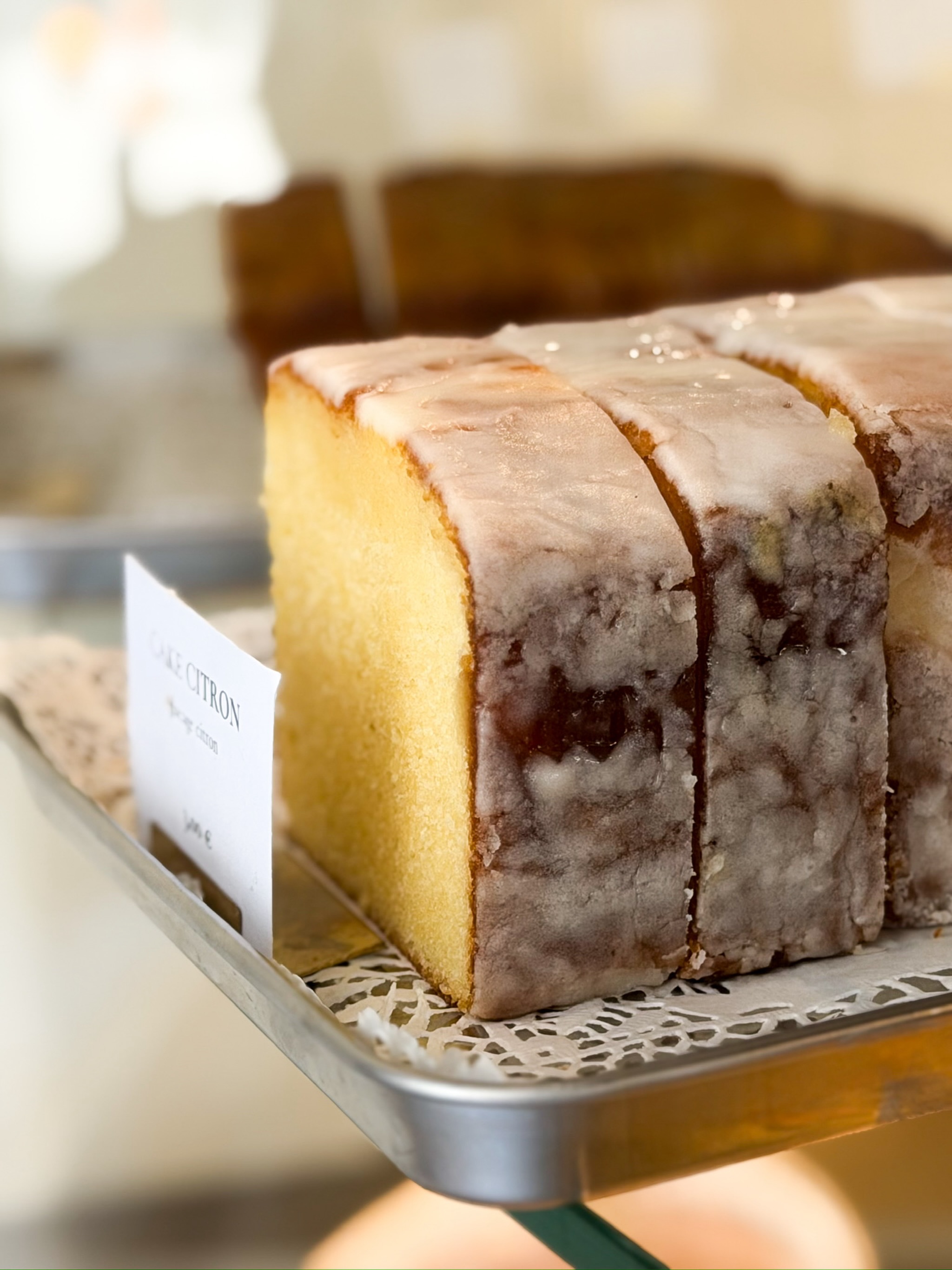 Un peu de fraîcheur dans chaque bouchée. 🍋

Le cake citron @amesoeurpatisserie séduit par son moelleux et ses notes délicatement acidulées. Une douceur simple et élégante, parfaite avec un café, un thé ou simplement pour s’accorder une petite pause sucrée.

À retrouver dans nos deux épiceries.

📍 15 rue Maréchal Joffre, 06000 Nice
📍 1 avenue Auguste Vérola, 06200 Nice (Saint-Isidore)

#epicerieservella #patisserie #cakecitron🍋 #nicecotedazur #cake