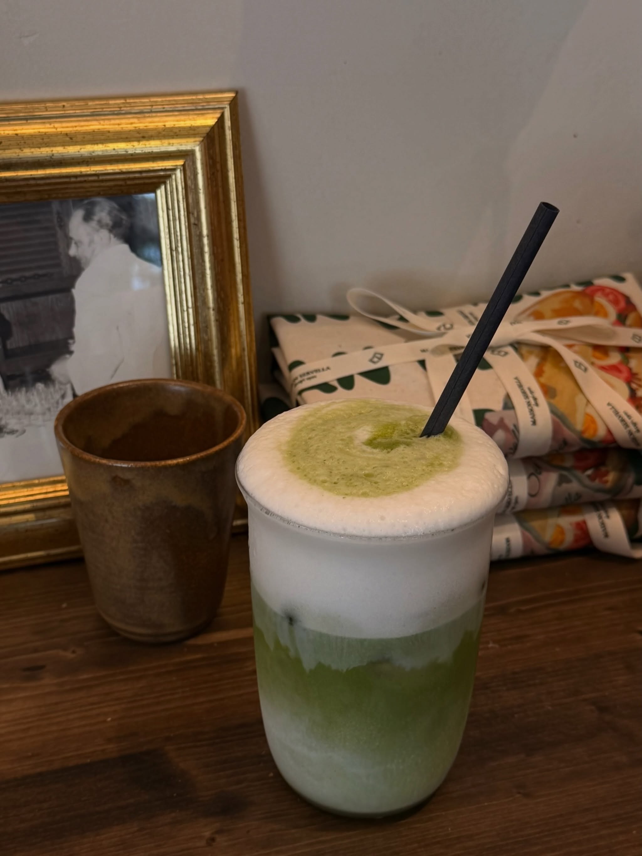 Une pause douce au cœur de l’Épicerie. 🍵

Un matcha latte bien mousseux, quelques détails chinés, le bois et la lumière chaleureuse… Parfois, il suffit de peu pour savourer pleinement l’instant.

À déguster sur place, dans un décor où chaque détail a son histoire.

📍 15 rue Maréchal Joffre, 06000 Nice
📍 1 avenue Auguste Vérola, 06200 Nice (Saint-Isidore)

#epicerieservella #matchalatte🍵 #nicecotedazur #pausegourmande #artdevivre
