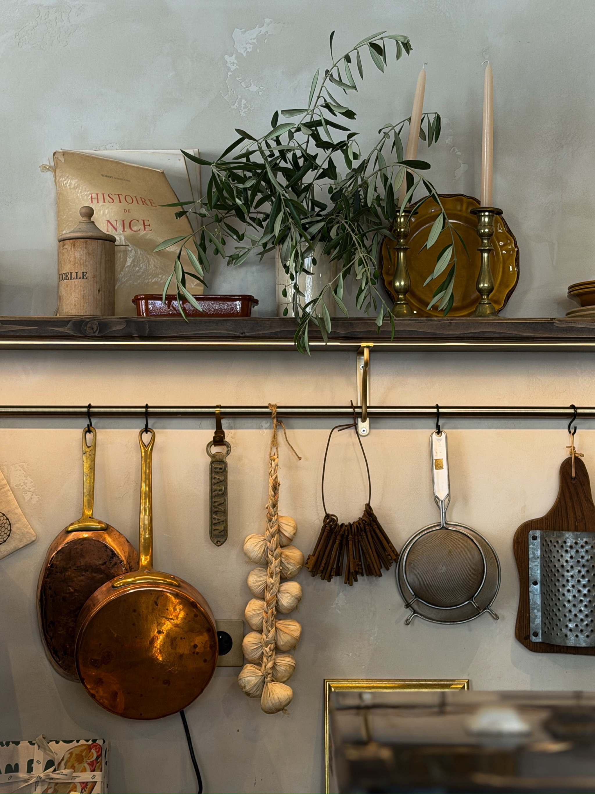Des détails qui racontent une histoire. 🕯️

Cuivre patiné, bois ancien, gousses d’ail, grandes bougies… La décoration de l’Épicerie Servella a été pensée comme un véritable clin d’œil aux cuisines d’autrefois.

Un univers chaleureux et authentique, où chaque objet trouve naturellement sa place et où l’on aime prendre le temps de regarder les détails.

📍 15 rue Maréchal Joffre, 06000 Nice
📍 1 avenue Auguste Vérola, 06200 Nice (Saint-Isidore)

#epicerieservella #cuisineniçoise #nicecotedazur #artdevivre #savoirfairefrançais🇫🇷