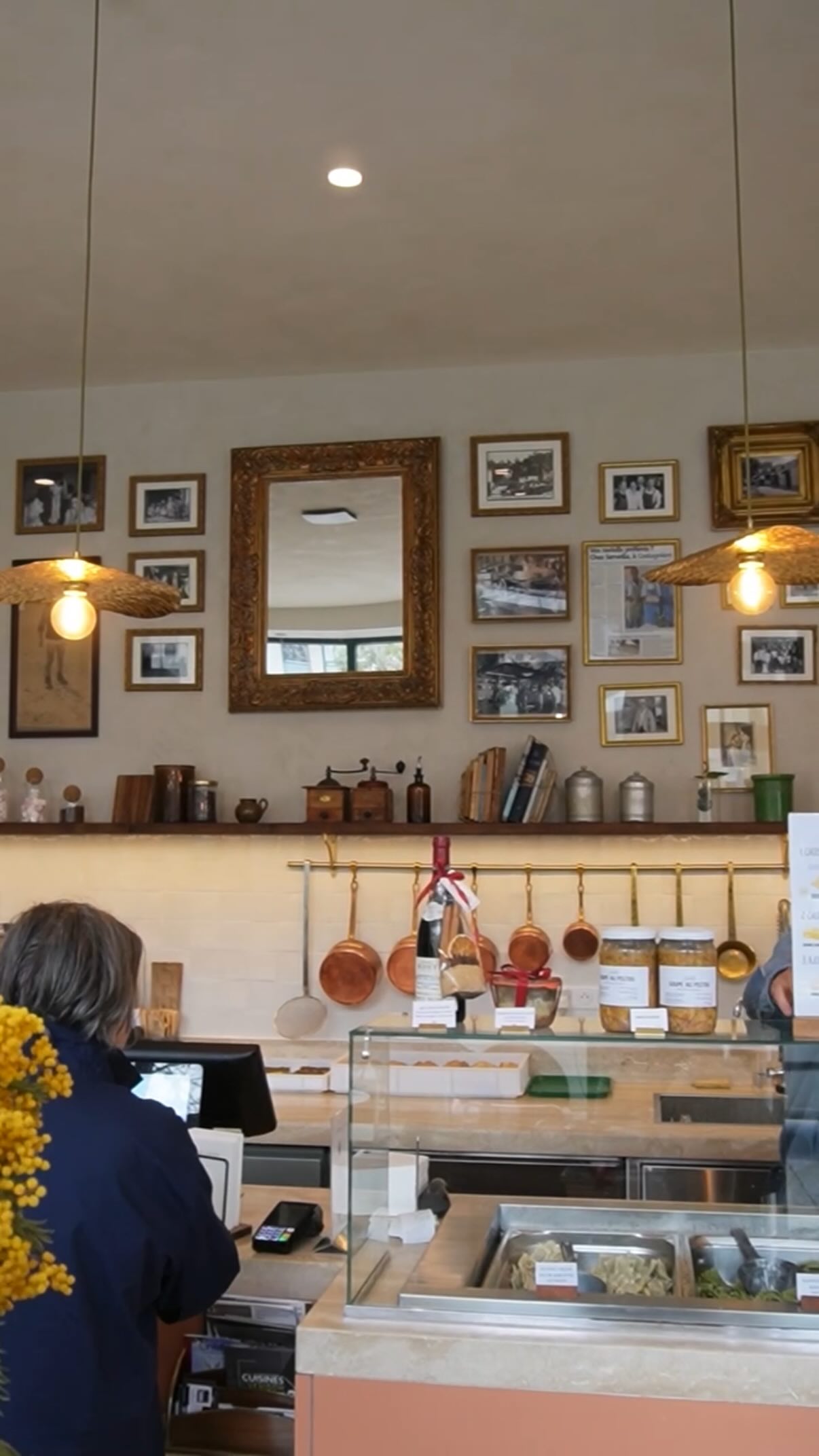 Deux adresses en ville, un restaurant dans l’arrière-pays niçois, des centaines de personnes qui se régalent. Les épiceries Servella sont ouvertes du mardi au samedi pour vous accueillir dans des lieux chaleureux, regorgeants d’histoire et de tradition familiale.

📍15 rue Maréchal Joffre, 06000, Nice
📍1 avenue Auguste Verola, 06200, Saint-Isidore

#nice06 #traditionnel #cuisineniçoise #nicefood #faitmaison