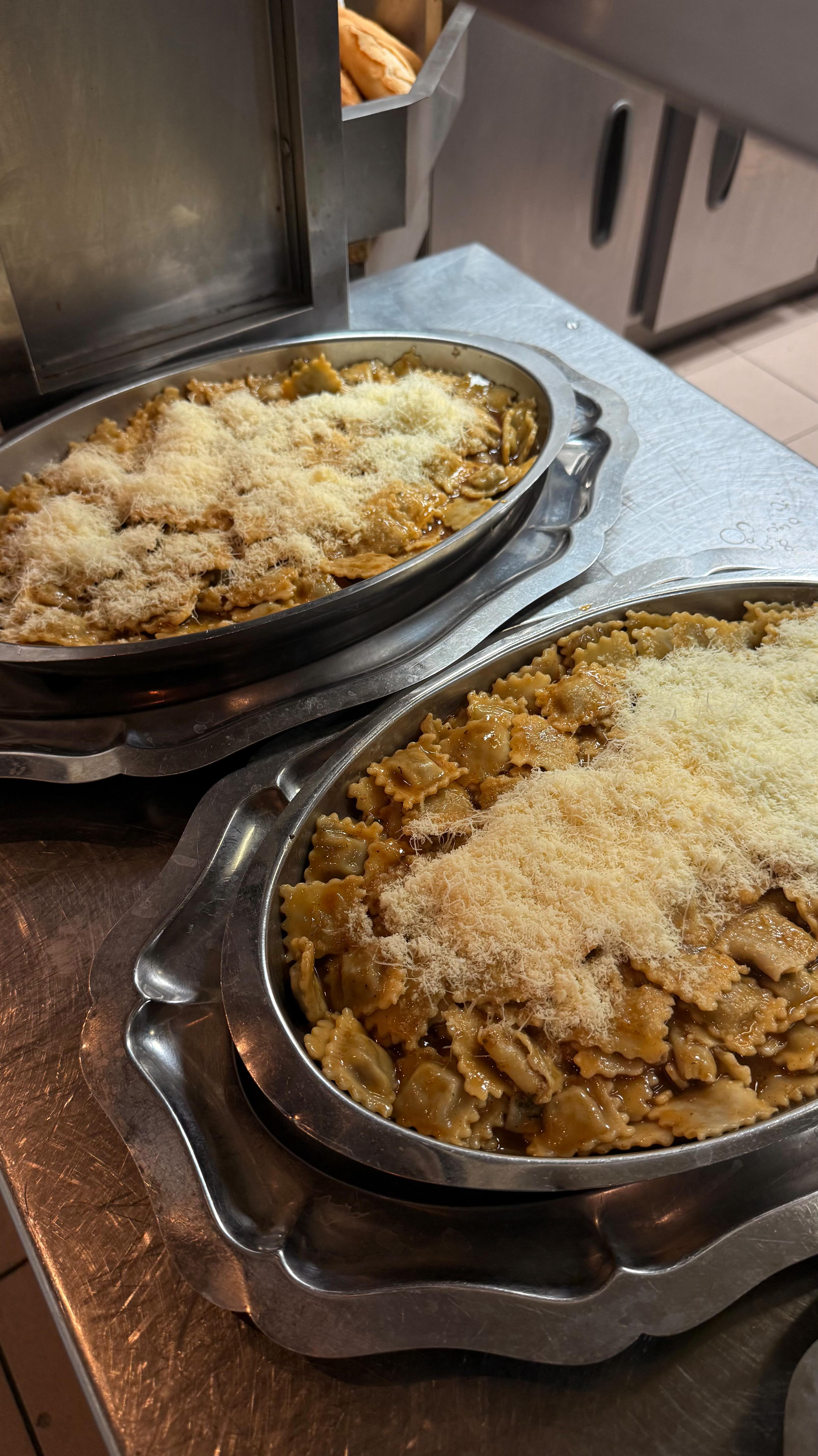 Des raviolis niçois en plein centre de Nice ! Une recette depuis 4 générations transmise avec passion et qui s’étend maintenant en ville.

Saint-Isidore et rue Maréchal Joffre à Nice 

#cuisineniçoise #epicerieservella #ravioli #nicois #traditionnel