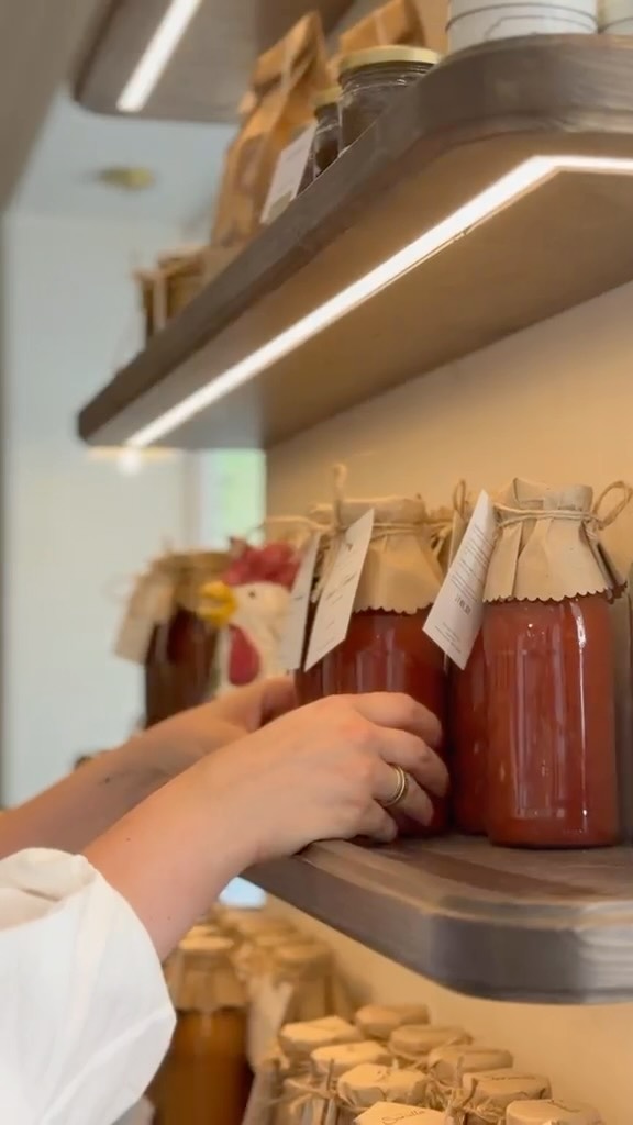 Passer à l’Épicerie sans savoir à l’avance ce qu’on va choisir dans la vitrine, mais avec la certitude qu’on va passer un bon moment.

Un moment de partage, de convivialité et de simplicité, autour de produits qui donnent envie de s’attarder un peu.

Finalement, c’est aussi ça, l’Épicerie Servella. 

📍 1 avenue Auguste Verola, 06200, Saint-Isidore
📍 15 rue Maréchal Joffre, 06000, Nice

#nice06 #traditionnel #cuisineniçoise #epicerieservella #nicois